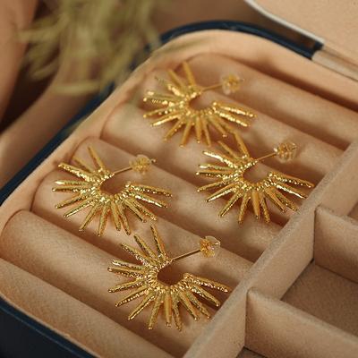 Orecchini a lobo esagerati stile punk con texture metallica girasole europei e americani, placcati in oro 18K colore a lunga tenuta, a forma di C