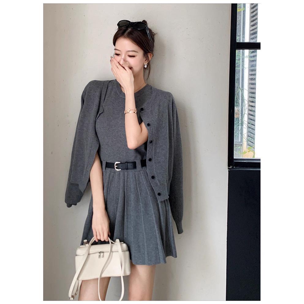 Dámský pletený kardigan a šaty set: Měkký Všestranný Podzimní/Zimní Dvoudílný Set s Svetrovým Kabátem s Kulatým Výstřihem a Plisovanými Špagetovými Šaty-Vestou