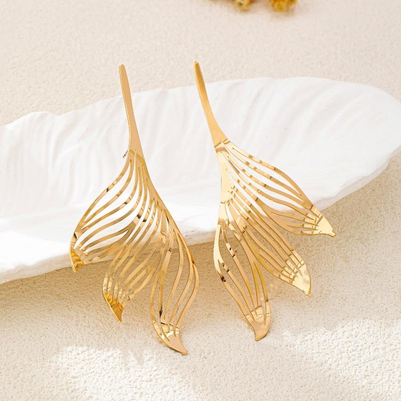 Personalized and Creative Special-shaped Hollow Leaf Earrings Are Suitable for Women's Vacation Parties