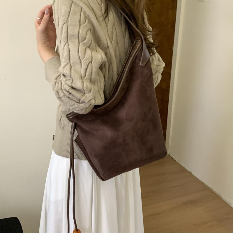 Suede bag women's 2025 new trendy retro shoulder bag large capacity commuter tote bag crossbody bucket bag
