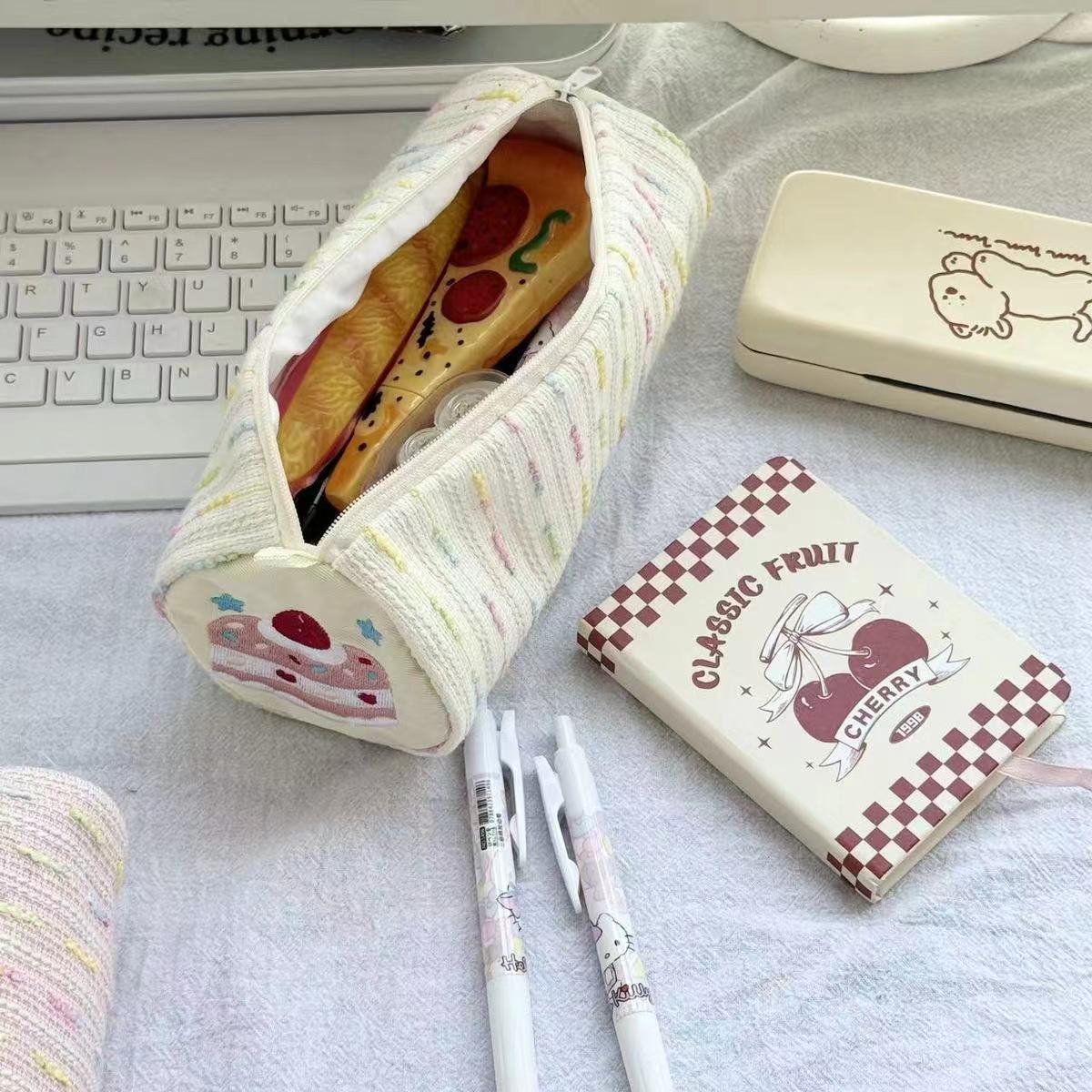 Simpatico astuccio ricamato con mela, astuccio Catoon, astuccio Kawaii, borsa portaoggetti, borsa per cosmetici, cancelleria coreana, materiale scolastico, regalo per bambini bianco