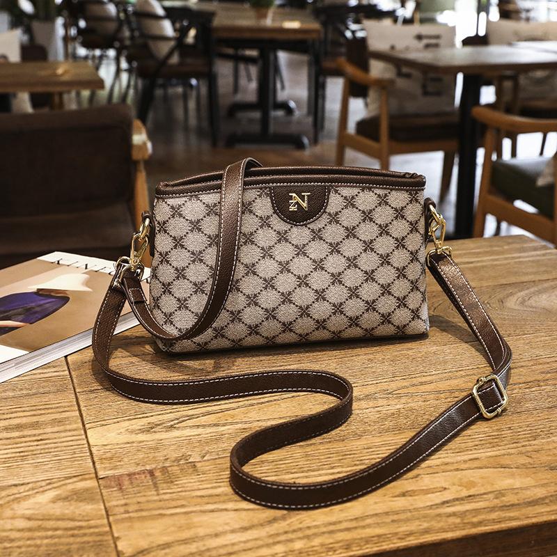 

Новая модная ретро сумка через плечо с принтом, женская сумка кроссбоди, модная и универсальная сумка под мышкой, маленькая квадратная сумка
