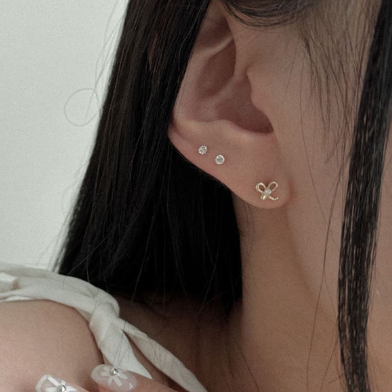 youngglow 14k ribbon cubic piercing earrings