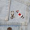 Broche Médecin Infirmière Épingles Émail Médecine Seringue Injecteur Stéthoscope Broche Vestes en Jean Badge Pin Lapel Bijoux Cadeaux Hommes Femmes