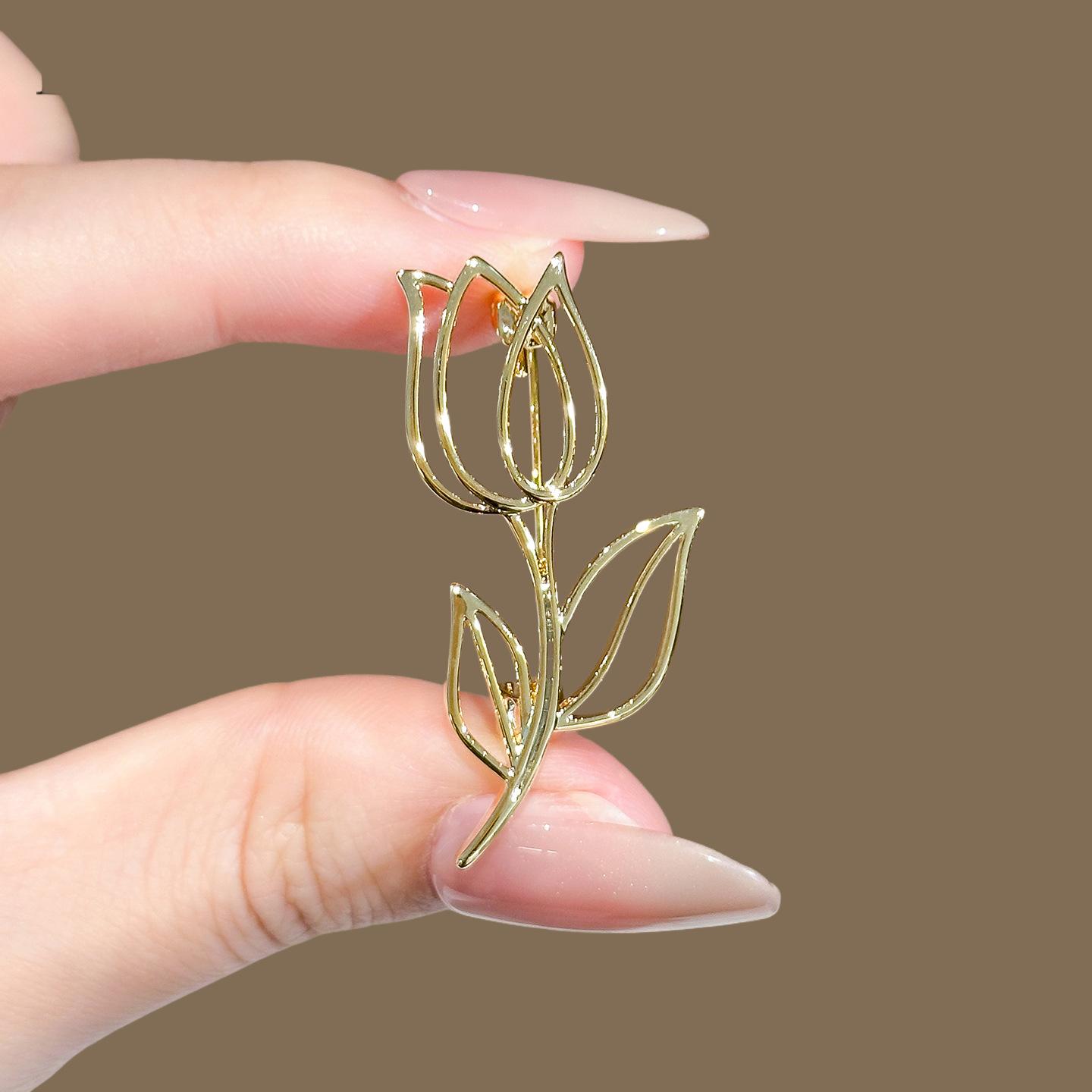 

Simple and versatile smooth-faced tulip brooch, women s light luxury and high-end sense, small fragrant style flower brooch, hollow accessories