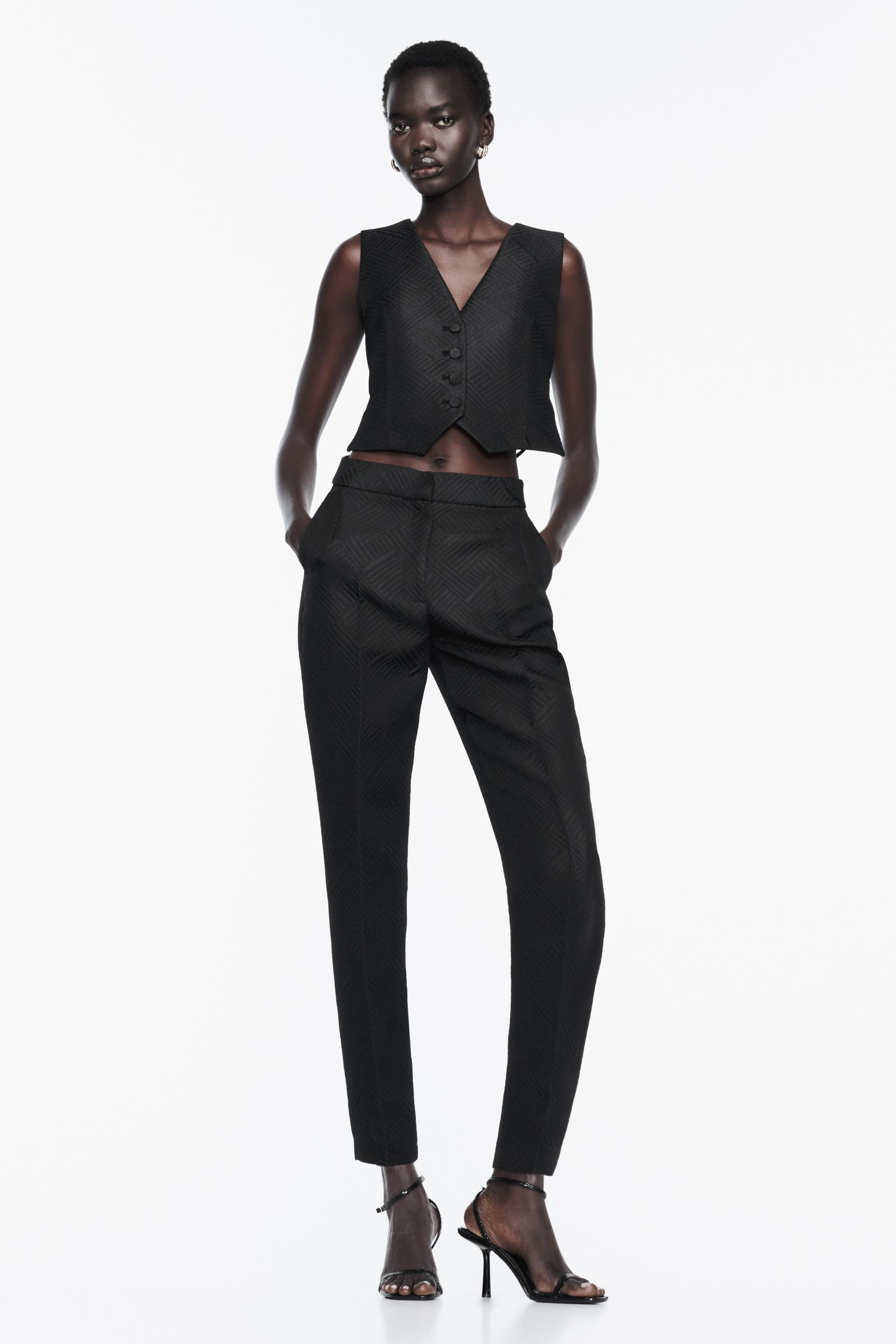 

ЖАККАРДОВЫЙ ЖИЛЕТ С ОТКРЫТОЙ СПИНОЙ