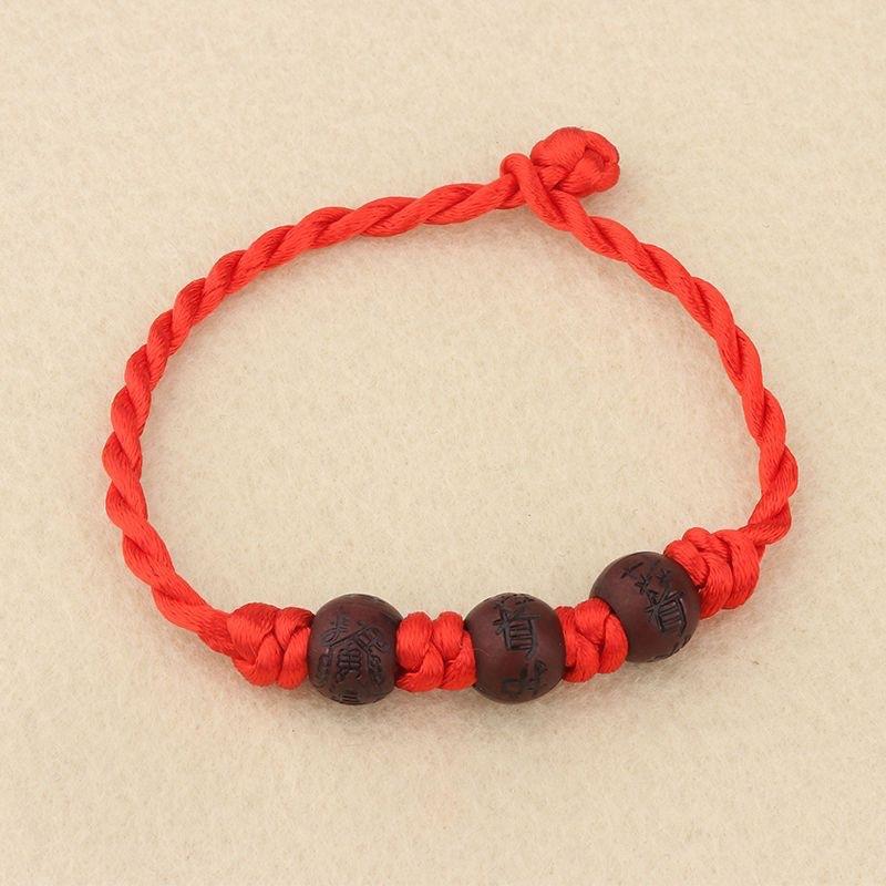 

Толстый браслет из красной веревки ручной работы с тремя талисманами в этническом стиле