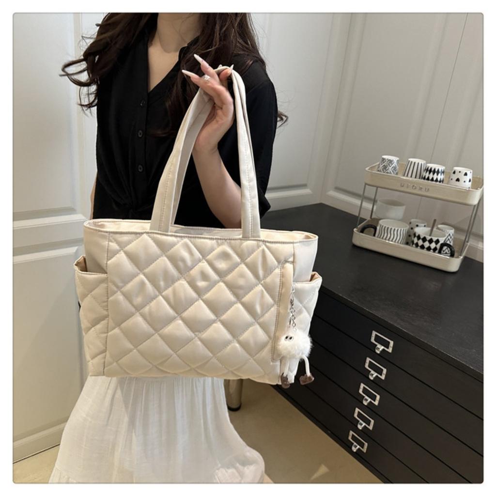 Large Capacity Checkered Handbag, Made of Durable and Wrinkle Resistant Quilted Material, with Multiple Pockets for Easy Storage