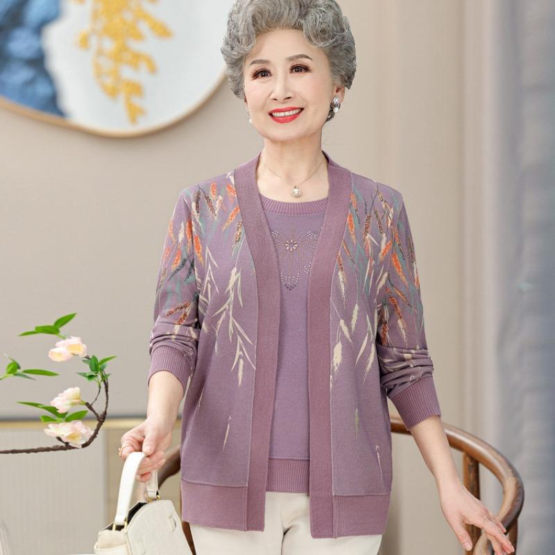 Frühherbst Mutter Outfit Neues gestricktes Pullover-Set mittleres und altes Pullover-Schal-Zweiteiler modisches Oma Herbst Outfit
