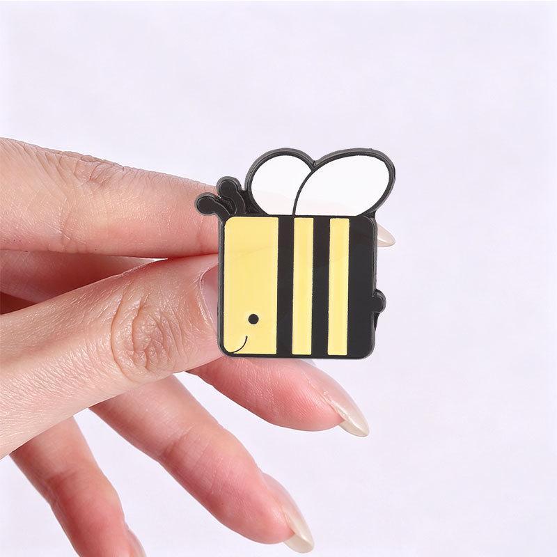 Creative Cartoon Geometric Bee Badge Premium Alloy Animal Pin for Clothes Bag Lapel Decor Unique Gift for Friends Students