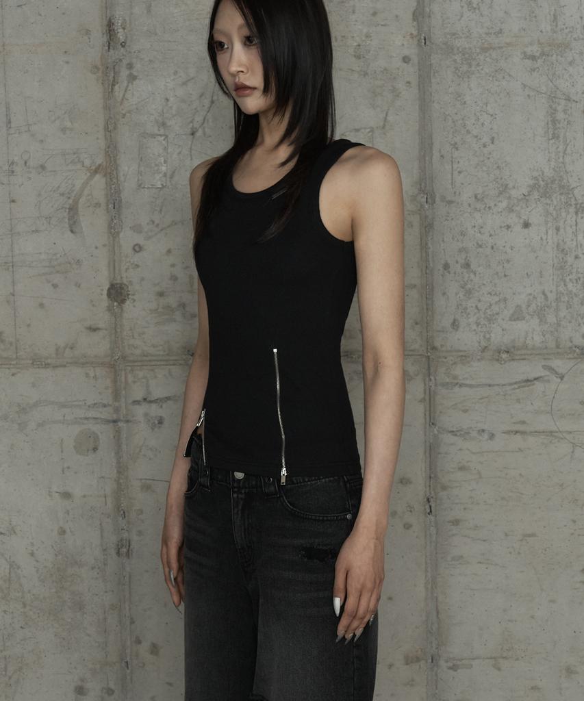 ETRE AU SOMMET Unbal Panel Open Zipper Point Sleeve (Black)