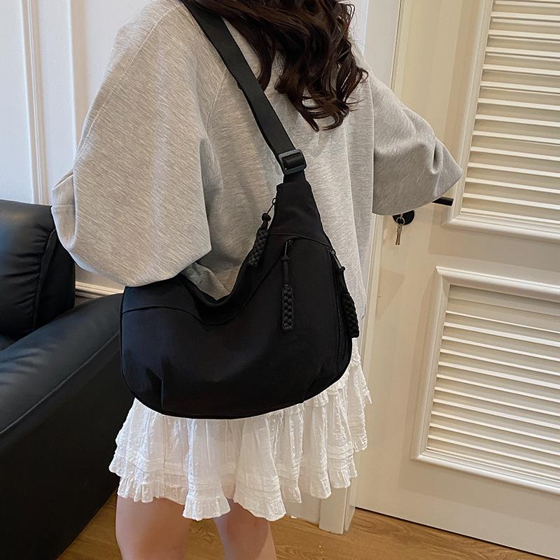 

Simple and large-capacity messenger bag for women 2025 summer new student small satchel shoulder cloth bag dumpling bag for women чёрный