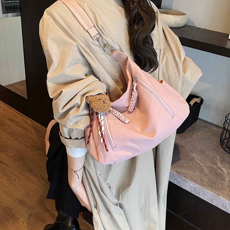 Premium casual messenger bag women's summer 2025 new large-capacity commuter bag niche single shoulder armpit tote bag
