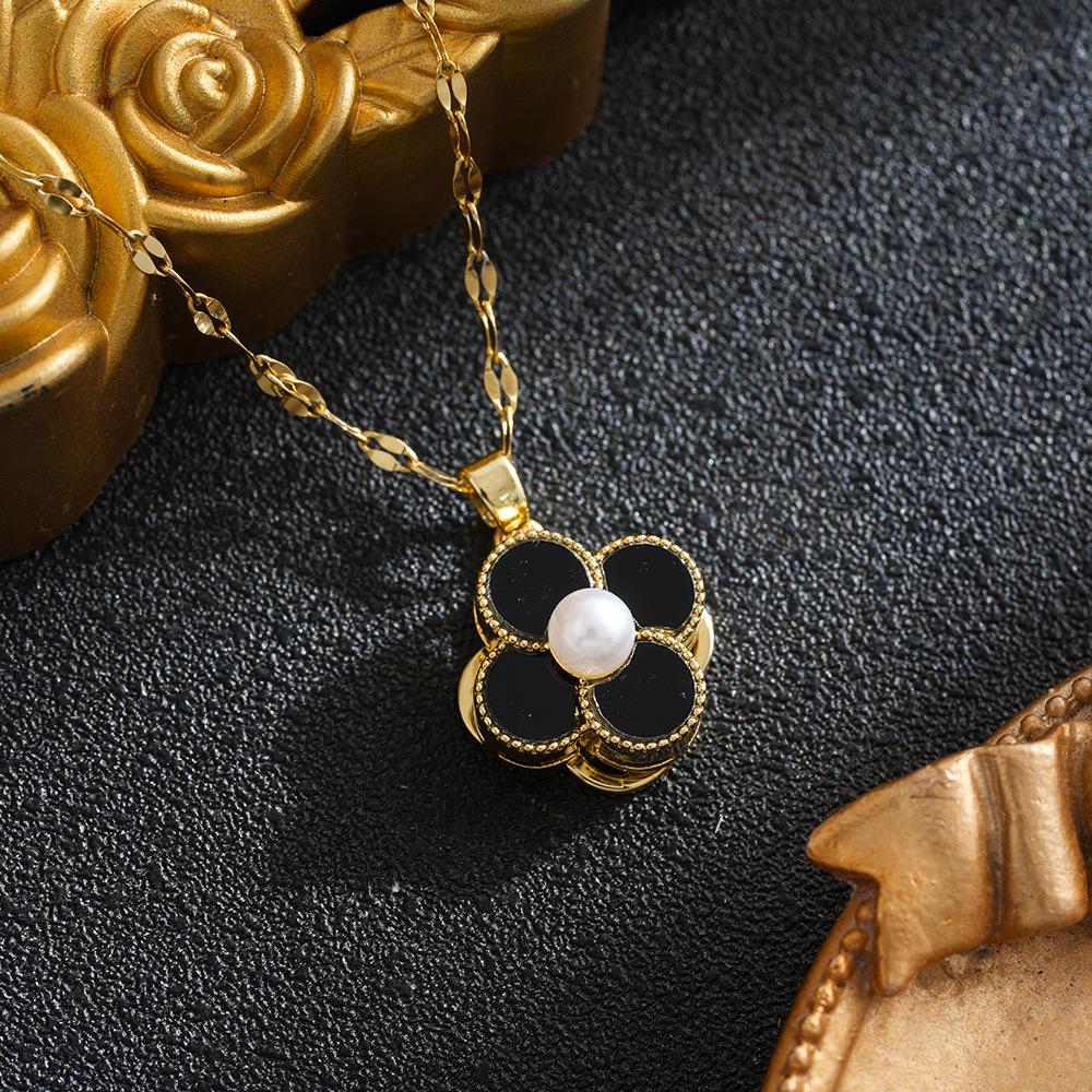 Women's Creative Four-Leaf Clover Rotatable Necklace - Simple Clavicle Chain Design