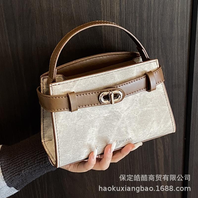 Super fire small bag women's summer versatile 2025 new simple messenger bag this year popular texture portable small square bag