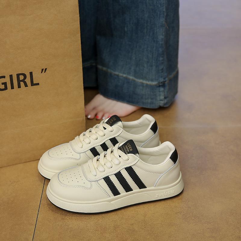 Atmungsaktive kleine weiße Mesh-Schuhe Damen 2025 neu beliebt Sommer dicksohlige vielseitige Mesh-Schuhe lässige Damen Schuhe Board Schuhe