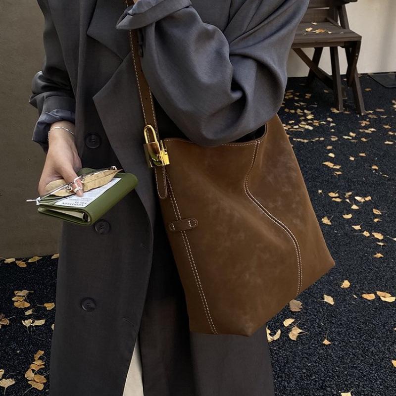 

This year s popular bag women s large-capacity 2025 new autumn and winter versatile retro shoulder messenger bag bucket bag One size коричневий