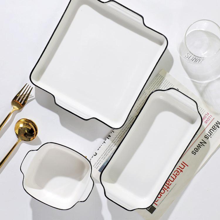 Nordisches Keramik-Backset: Käseplatte, Pfanne mit zwei Griffen und Schüssel.