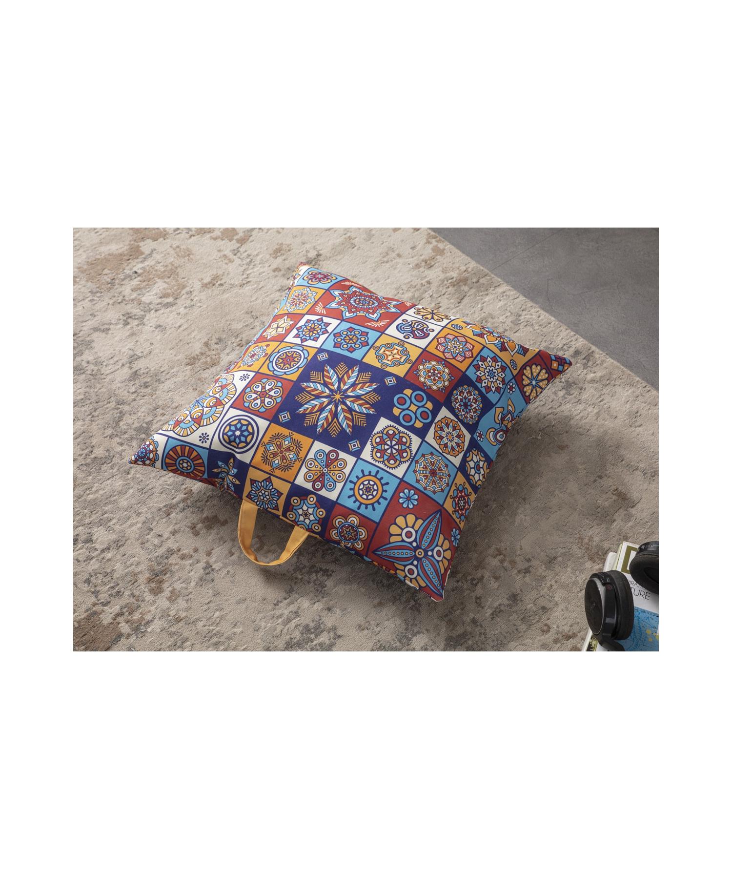 

Декоративная квадратная напольная подушка с внутренним наполнением