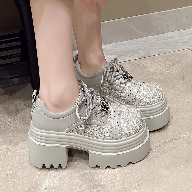 

9,5 см Весна Женские Блестящие Туфли на Высоком Каблуке Новинка 2025 Платформа Повседневная Обувь для Ходьбы Нескользящие Танкетки Кожаные Массивные Кроссовки На Шнуровке 39 серый