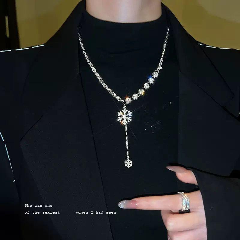Fashion zircon snowflake design necklace does not fade, new autumn and winter high-end versatile flash necklace, versatile and high-end sense
