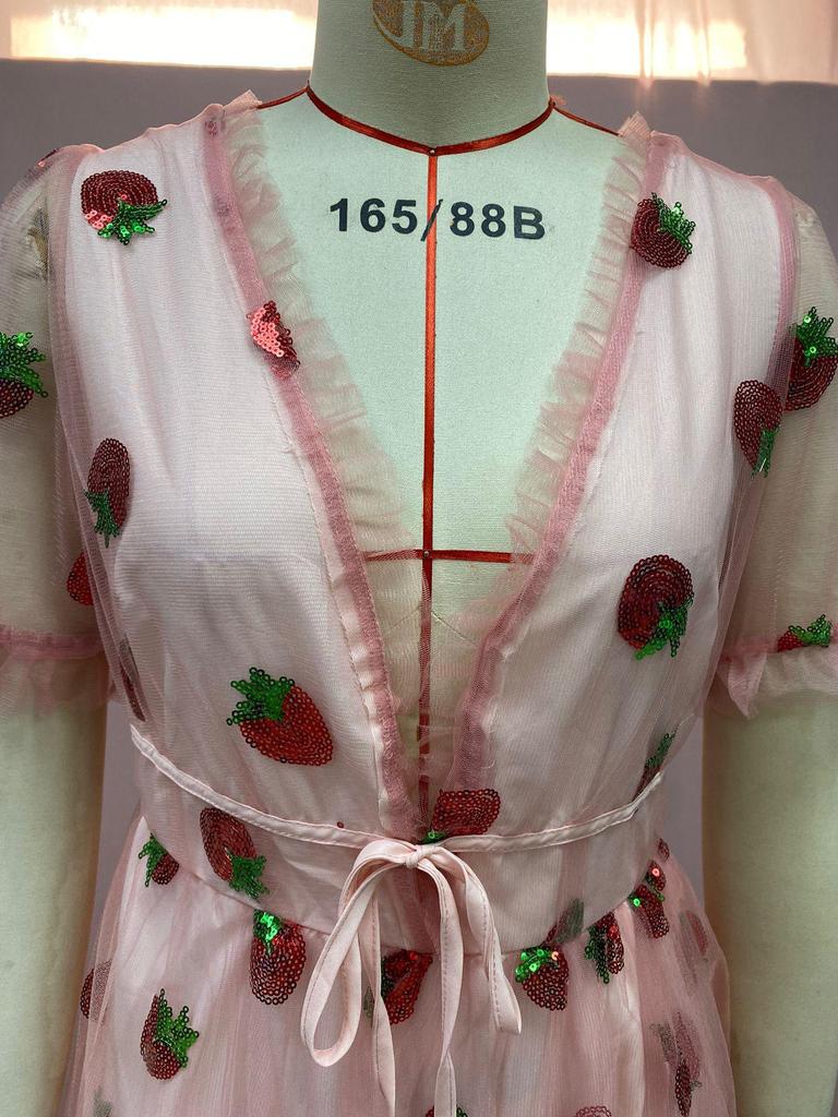 2025 Francouzské šaty s dlouhou plisovanou sukní z flitrů a síťoviny s jahodovým potiskem