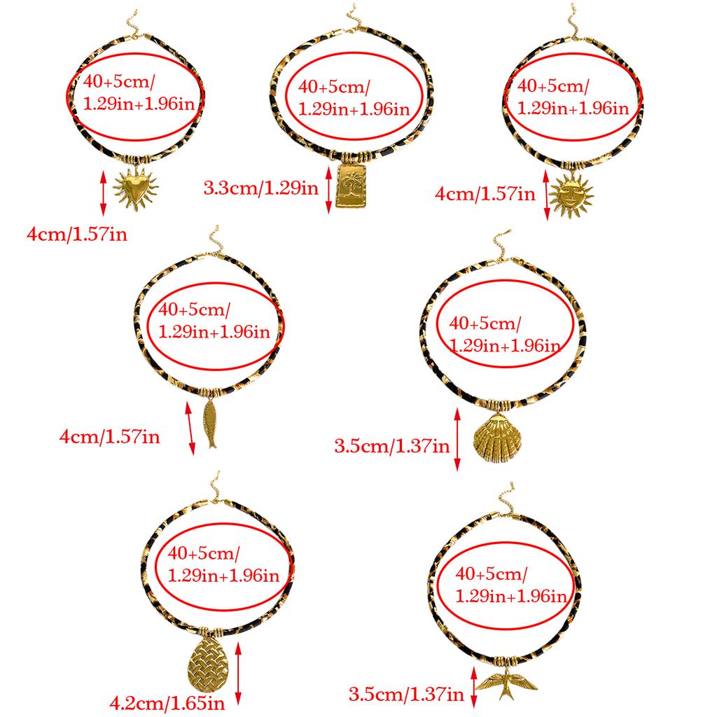 Unikalnie zaprojektowany łańcuszek ze stali nierdzewnej z nadrukiem w panterkę i zawieszką w odcieniu złota dla osób podążających za modą