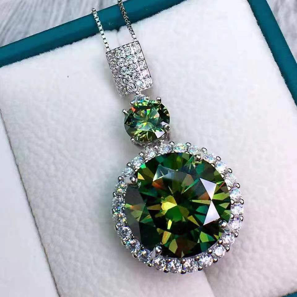Silver Plating Plated, 6-carat Stunning Green Synthetic Pendant Necklace - VVS Clarity, Fashionable and Avant-garde Men's