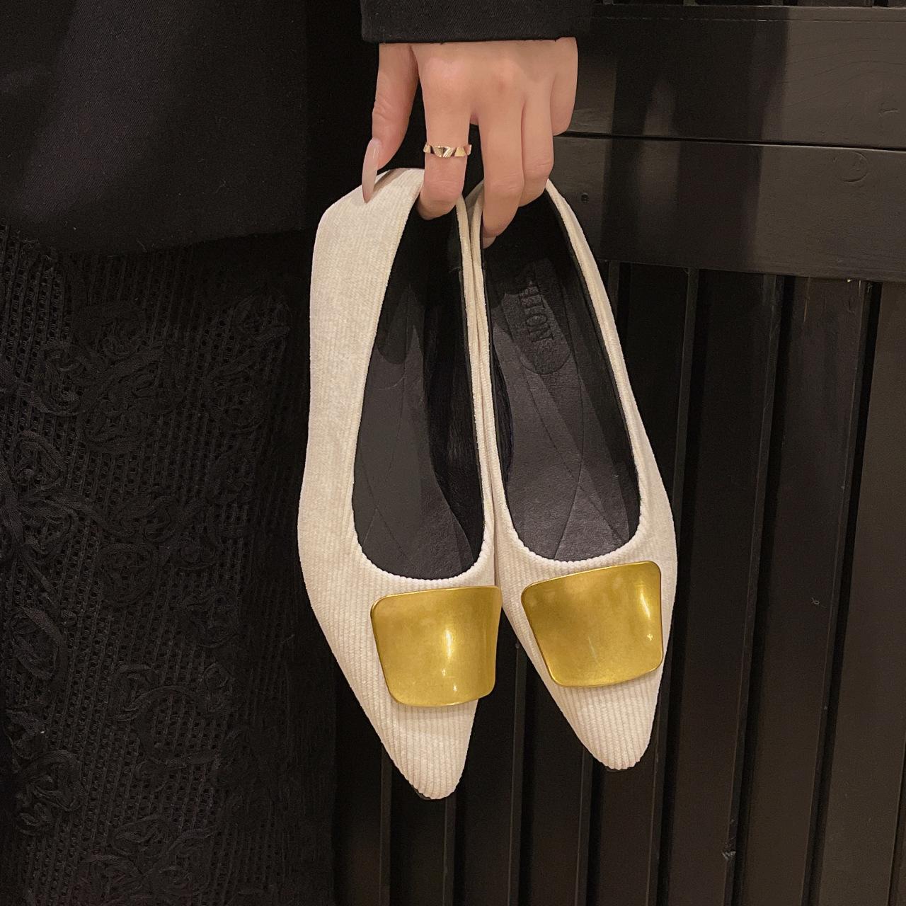 

Flat-bottomed pointed temperament small red single shoes women s shoes 2025 new spring, autumn and winter French soft-soled commuter ladyshoes 40 абрикосовый