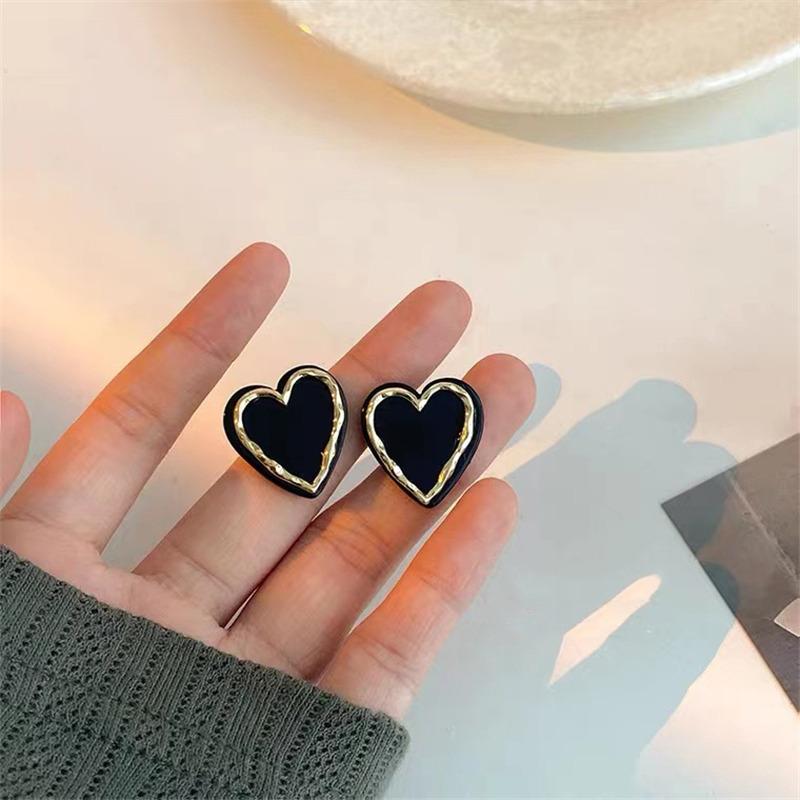 Vintage Hyperbole Black White Heart-shaped Stud Earrings For Woman Luxury Party Unusual Earrings Fashion Gift 2022