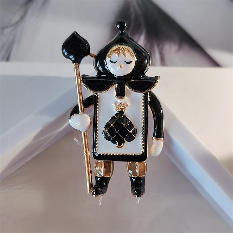 New Cute Retro Hearts and Spades Soldier Brooch Christmas Trend Corsage
