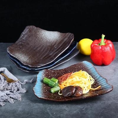 Japanisches Retro-Keramikgeschirr Sushi-Teller Unregelmäßiger flacher Teller Schwarzer Frühstücksteller Heimgericht Snack