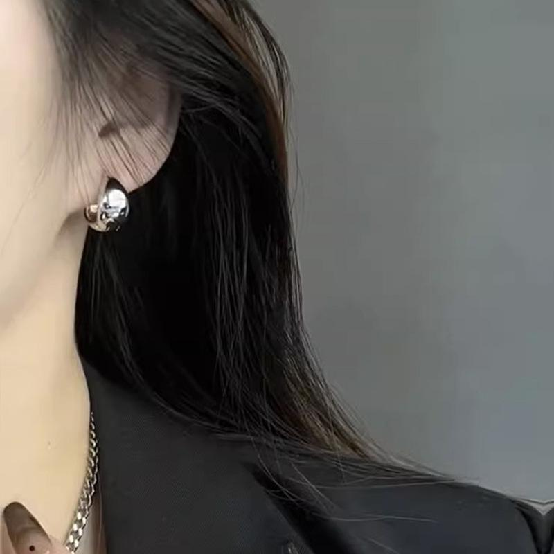 Cool and Reserved Style High-end and Niche Design Earrings with Small Ear Clasps