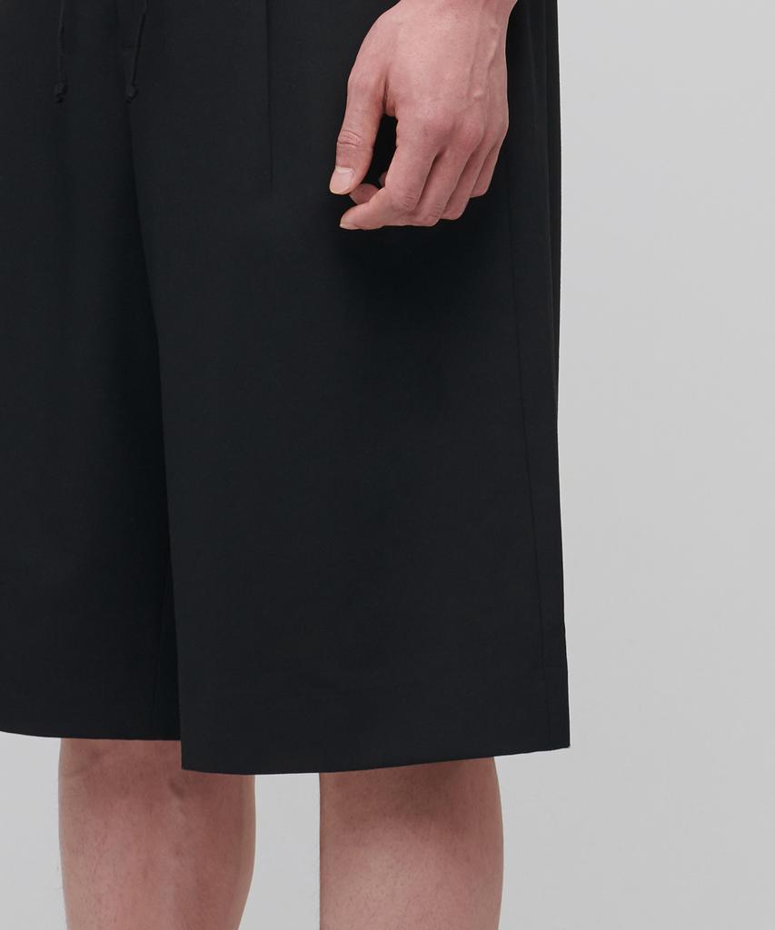 MUSINSA STANDARD Lightweight Wide Drawstring Banded Half Slacks [Black]