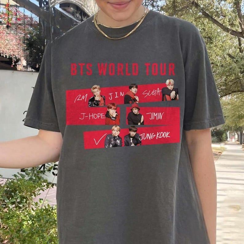 

Футболка BTS World Tour 2026, Концертная футболка Kpop, Футболка для фанатов Bangtan Boys, Мерч с концерта Kpop, Подарок для ARMY, Музыкальная футболка с концерта, Возвращение BTS 4XL