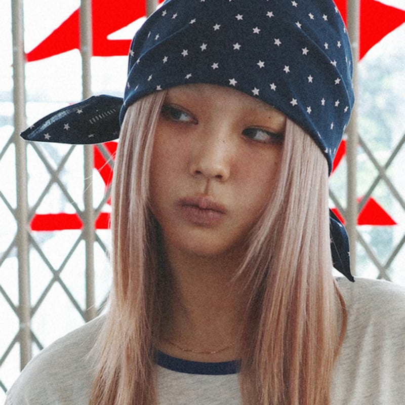 

COOKEESEE Star Square Scarf (navy) Navy