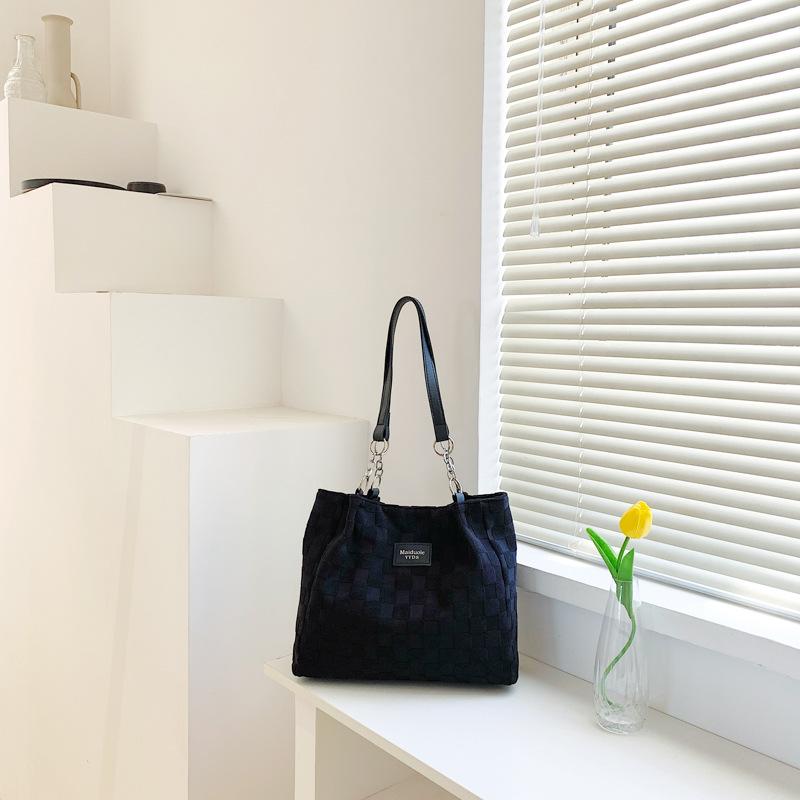 

Large capacity retro bag women s autumn 2025 new trend fashion foreign style commuter bag shoulder armpit tote bag