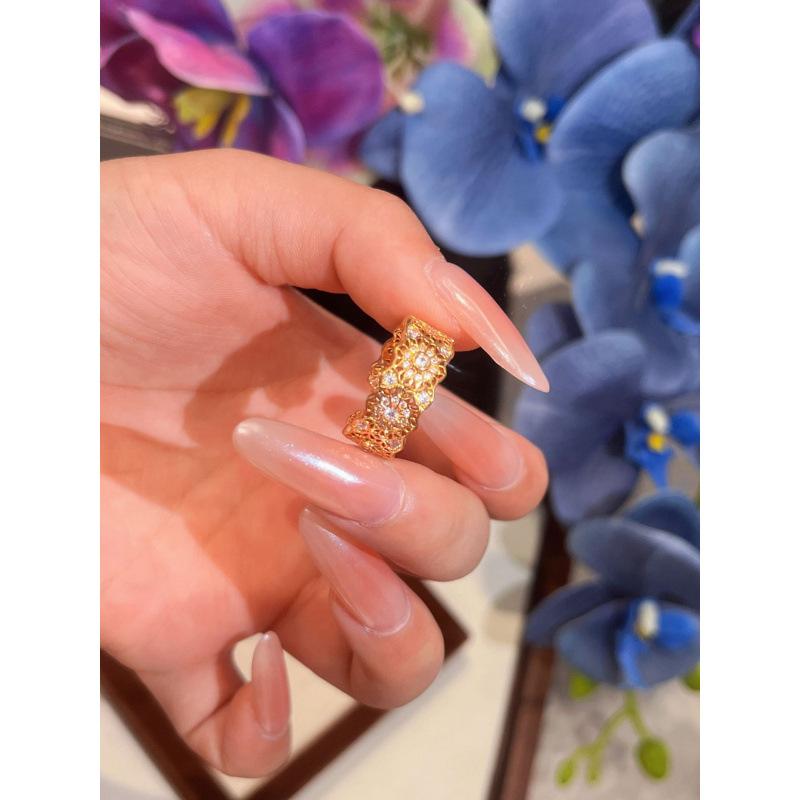 The Same Old Shop In The Gold Store Is Full Of Diamonds, Roses, Window Flowers, Vajra Opening Rings, Retro Light Luxury Rubies, And High-End Feeling