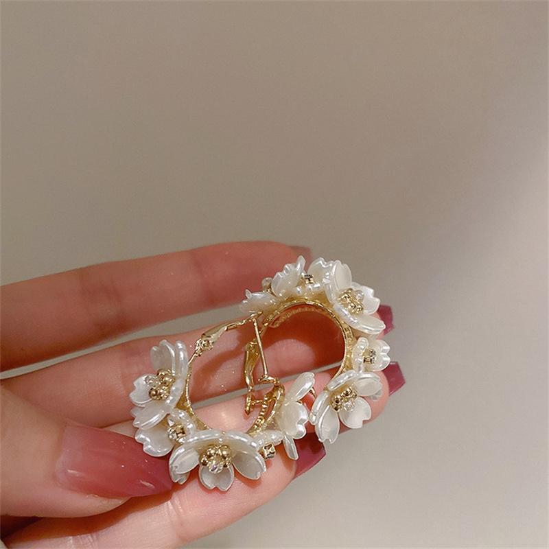 1Pair Sweet Temperament Pearl Flower Earrings For Women Girls Exquisite High-End Light Luxury Flower Earrings Jewelry Accessory