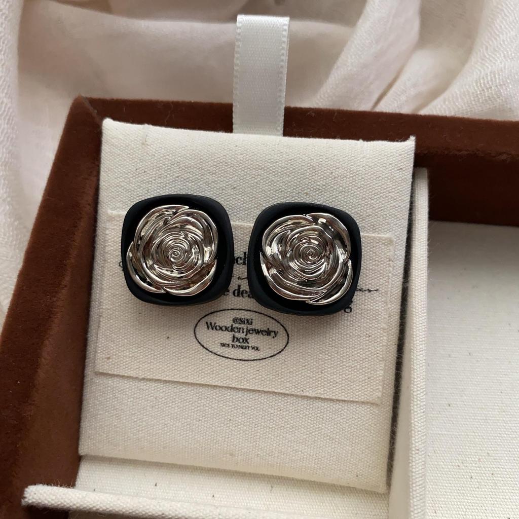 Medieval Cold Rose Stud Earrings, Small Fragrant Earrings, Light Luxury Niche Jewelry Temperament, Celebrity Elegant Women'S Earrings