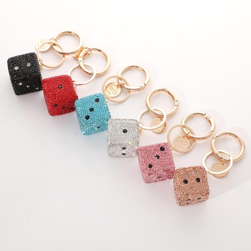 Snygg Modern LegeringsTärningar Nyckelring Hänge Med Glittrande Strass Accent Passar För Dem Som Uppskattar Unik Stil