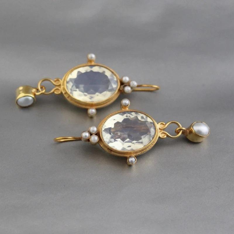 

A pair of elegant retro fashion creative women s earrings