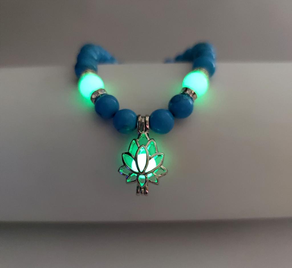 Náramek s tyrkysovými korálky Buddhy - Svítící náramek s energií lotosu a sanskrtským designem pro jógu a meditaci