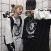 Unisex Fake Two-Piece Langarm-T-Shirt mit Anime-Buchstabenprint - Lockere Passform, Hip-Hop-Stil, perfekt für Paare, Frühling & Herbst.