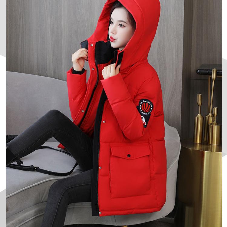 Gruby i roboczy płaszcz bawełniany na zimę. Prosty i klasyczny design. Casualowa odzież wierzchnia. Odzież damska