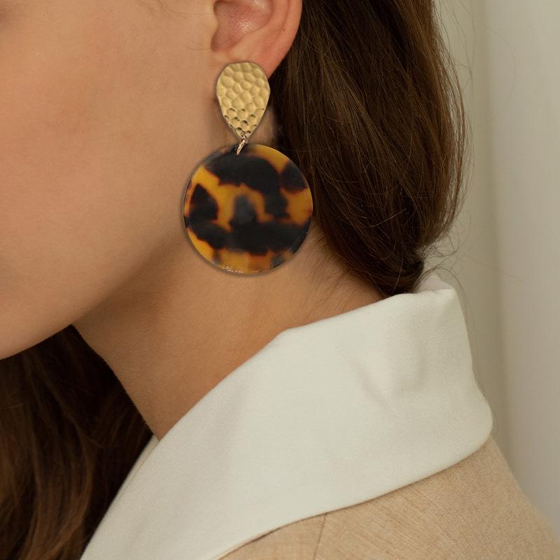 Simple and stylish geometric earrings, acrylic leopard print round