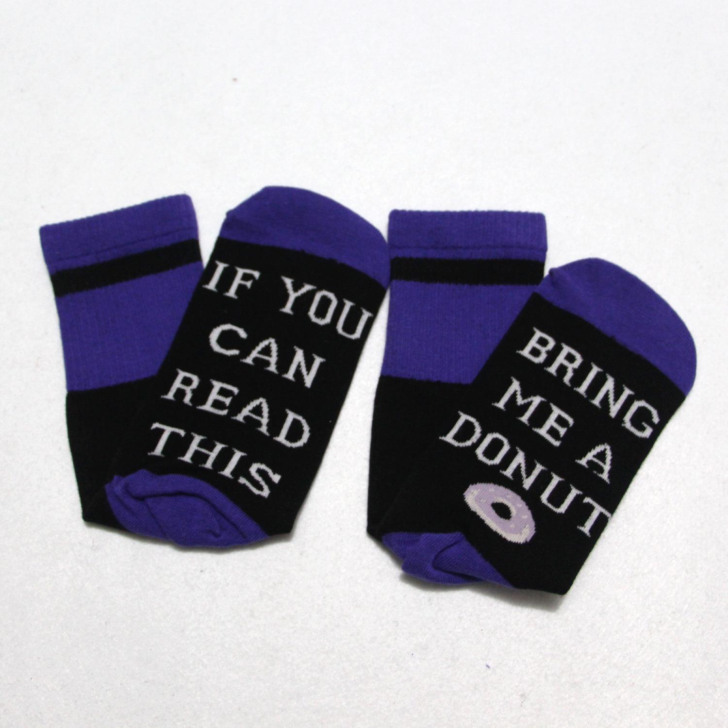 

ЕСЛИВЫМОЖЕТЕПРОЧЕСТЬЭТО Носки до середины икры унисекс с принтом пончика - Дышащие и универсальные One Size