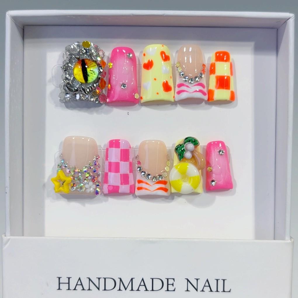 Unghie Finte a Pressione Plaid Trendy Europee Fatte a Mano con Occhi Eterocromatici e Piccoli Diamanti