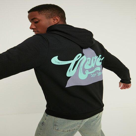 

Черная мужская толстовка из обычного хлопка с капюшоном и принтом на спине