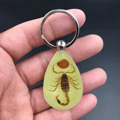 Portachiavi Ciondolo Decorativo Squisito Luminescente al Buio Granchi Formiche Ragno Scorpione Portachiavi Ciondolo per Uomo